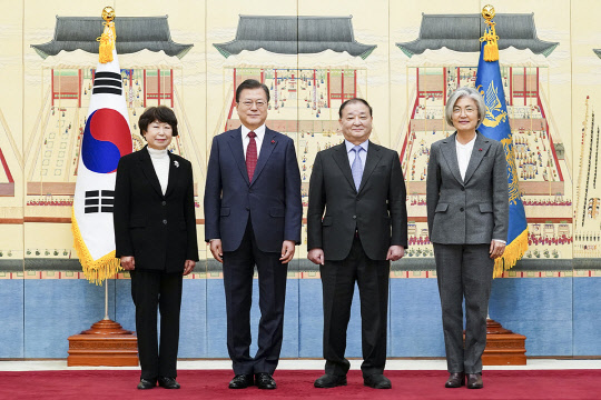 문재인 대통령이 14일 강창일 신임 주일대사 내외 (왼쪽에서 1·3번째), 강경화 외교부 장관(오른쪽)과 함께 사진 촬영을 하고 있다. 청와대 제공.