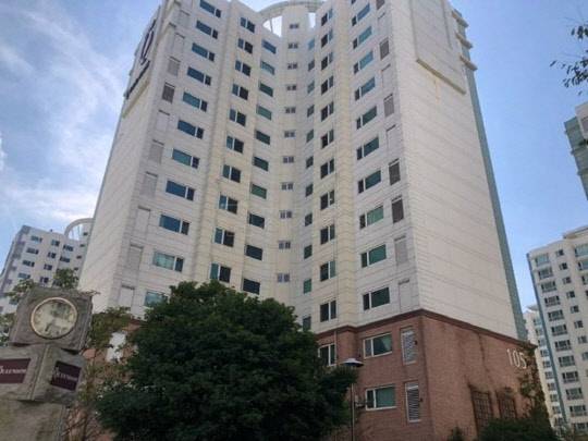 78명의 응찰자가 몰린 부산 강서구 명지동에 위치한 영어도시퀸덤1차에디슨타운 아파트 전경.<지지옥션 제공>