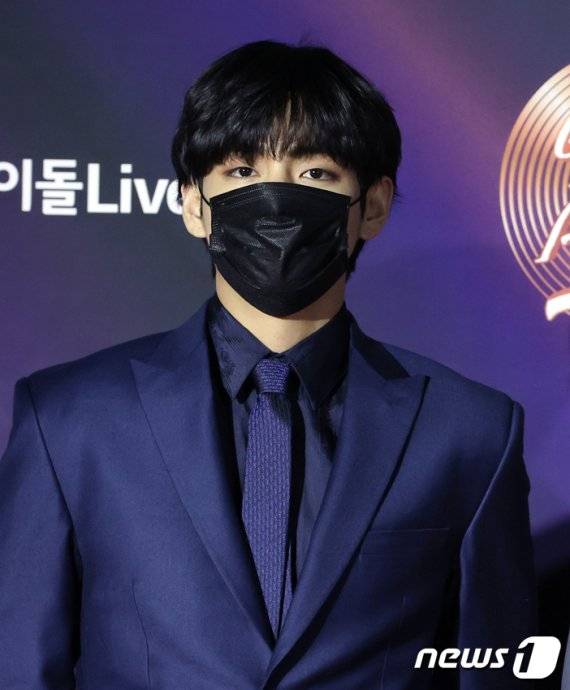 (서울=뉴스1) 김진환 기자 = 방탄소년단(BTS) 뷔가 10일 오후 경기도 고양시 일산 킨텍스에서 온택트로 진행된 '제35회 골든디스크 어워즈 with 큐라프록스' 디지털 음반 부문 부문 포토월 행사에 참석해 포즈를 취하고 있다. (골든디스크어워즈 사무국 제공) /사진=뉴스1