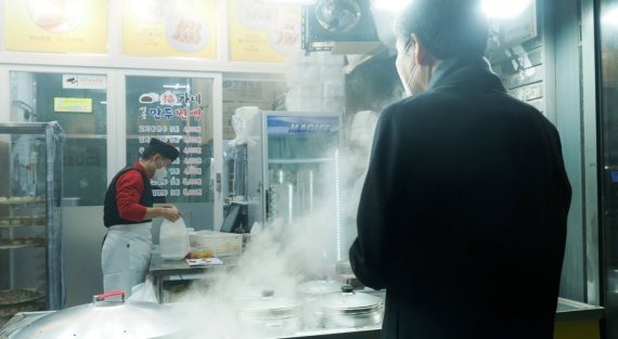 이낙연 더불어민주당 대표가 14일 저녁 퇴근 길, 동네 만두가게를 찾아 저녁 찬 거리를 구매하며 '한 끼 포장' 운동을 제안했다.