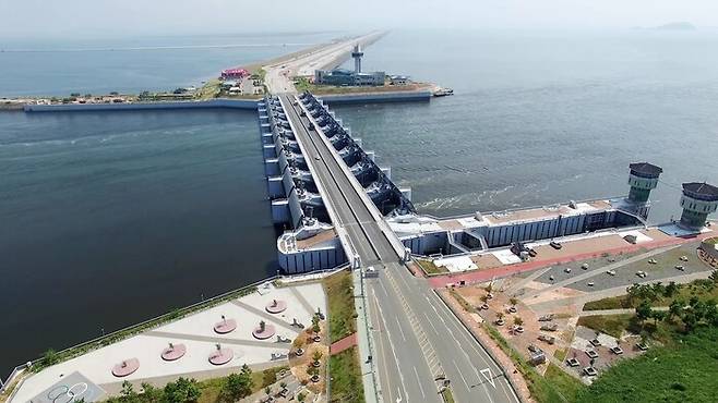 새만금 2호 방조제에 위치한 신시배수갑문의 모습.