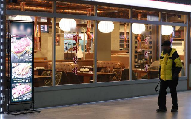 4일 인천 부평역 내 텅빈 음식점 앞을 한 시민이 걸어가고 있다. 뉴스1