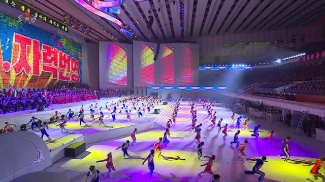 북한 조선중앙TV는 김정은 국무위원장이 13일 평양체육관에서 열린 8차 당대회 기념 공연 '당을 노래하노라'를 관람했다고 14일 보도했다. 이날 공연에서는 타프춤(탭댄스)부터 무반주 합창, 기악, 무용, 집단체조 등이 이어졌다고 보도했다. 무대 정면 스크린뿐만 아니라 양쪽 날개면에도 영상을 상영했고 관현악단과 무용수를 동원해 화려한 분위기를 강조했다. 조선중앙TV 캡처 연합뉴스