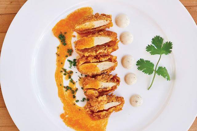 배양육으로 만든 프라이드 치킨. 일반 닭고기 요리와 다를 바 없는 외형이다. 저자 아만다 리틀이 먹은 건 오리고기였다. 세종서적 제공