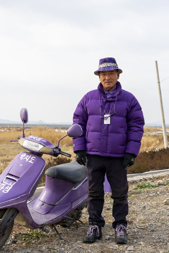 박지도 관광 안내를 돕는 주민 장청균씨. 일명 '섬 코디네이터'로 불린다. 보라색 스쿠터를 타고 마을을 누빈다. 백종현 기자