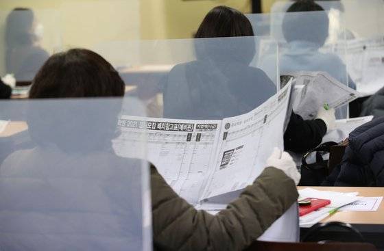지난달 4일 오후 서울 강남구의 한 학원에서 2021학년도 대입전략 설명회가 온라인 생중계 방식으로 진행되고 있다. 연합뉴스