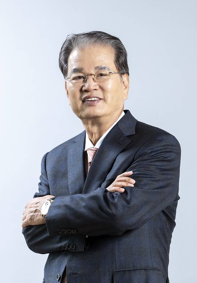 대한농구협회 회장을 맡게된 권혁운 아이에스동서 회장. 박종근 기자