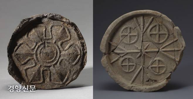 풍납동 토성에서 발견된 연꽃무늬 수막새(왼쪽)와 동전무늬 수막새(오른쪽). 송파구 제공