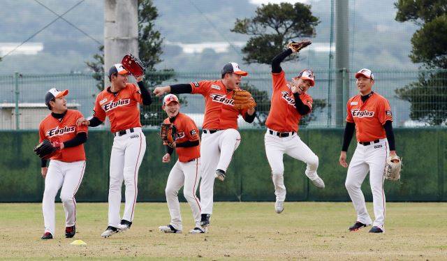한화 이글스 선수들이 2018년 2월 일본 오키나와 고친다구장에 마련한 스프링캠프에서 기술·체력을 키우는 동시에 게임 요소도 가미한 훈련을 즐거운 표정으로 임하고 있다. 한화 이글스 제공