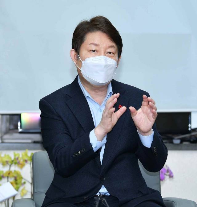 권영진 대구시장이 14일 대구시청 기자실에서 신년 계획을 이야기하고 있다. 대구시 제공