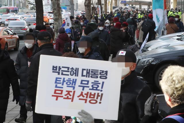 박근혜 전 대통령의 재상고심 선고 공판이 열린 14일 오전 서울 서초구 대법원 인근 거리에서 지지자들이 무죄를 기원하고 있다. 2021.1.14 뉴시스