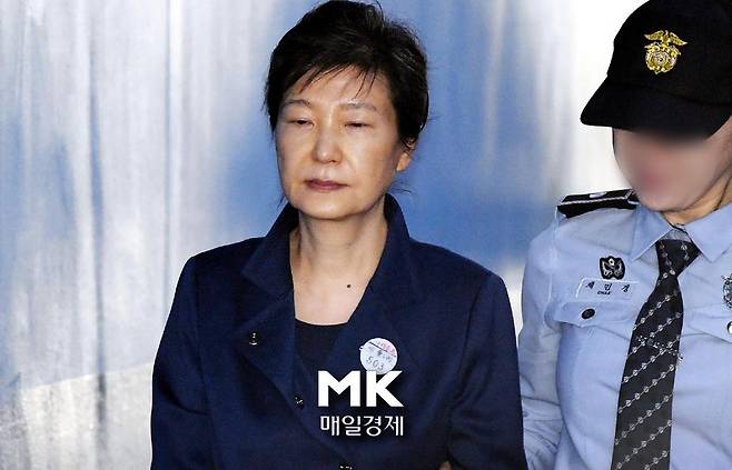 대법원은 국정농단, 국가정보원 특수활동비 상납 사건 등 혐의로 3년 9개월째 재판을 받고 있는 박근혜 전 대통령의 형량을 징역 20년에 벌금 180억원으로 14일 확정했다.사진은 박근혜 전 대통령이 지난 2017년 10월 13일 오전 서초구 서울중앙지법에서 열린 속행공판에 출석하기 위해 호송차에서 내려 법정으로 향하고 있다.매경DB