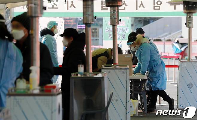 (서울=뉴스1) 구윤성 기자 = 4일 오전 서울역 앞에 마련된 신종 코로나바이러스 감염증(코로나19) 임시선별진료소에서 의료진이 분주하다. 질병관리본부 중앙방역대책본부에 따르면 이날 0시 기준 국내 코로나19 누적 확진자는 1020명 증가한 6만4264명으로 나타났다. 신규 격리해제자는 733명, 격리 중인 사람은 1만8043명으로 전날 0시 대비 268명 증가했다. 2021.1.4/뉴스1