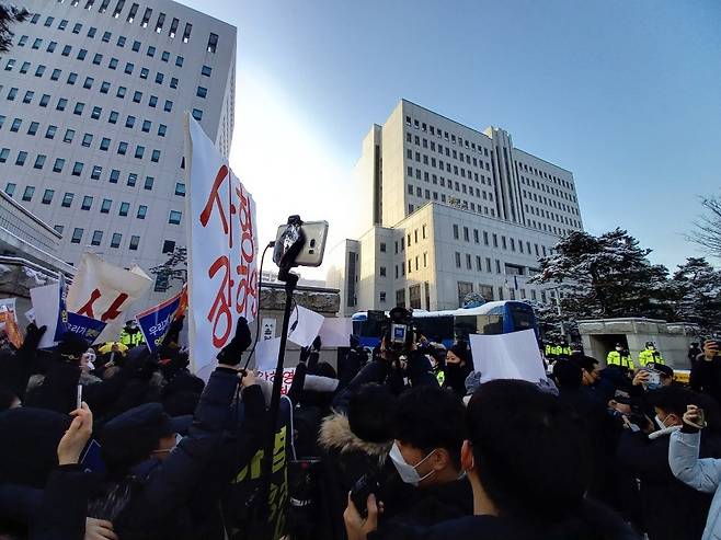 '정인이사건' 양부모 첫재판이 열리는 13일 오전 서울 남부지법 정문 앞에 대한아동학대방지협회(이하 협회) 회원들과 시민들, 유튜버들까지 약 100명이 정문 앞에 모여들었다./사진=김성진 기자