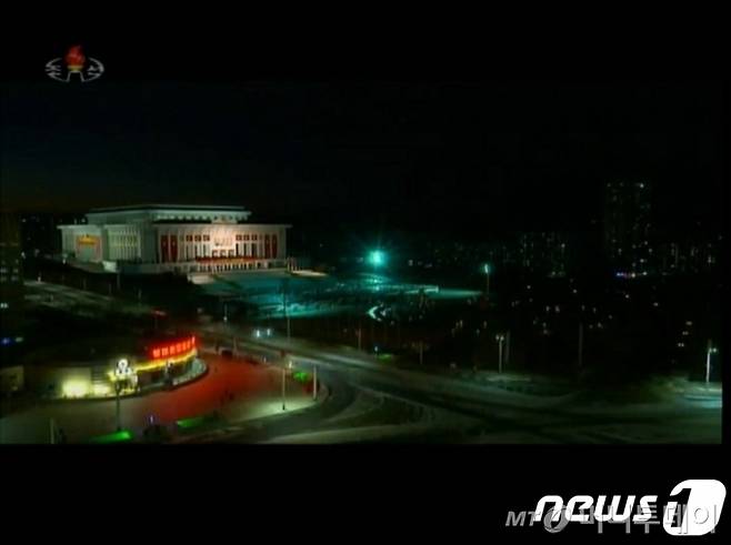 (서울=뉴스1) = 북한 관영 조선중앙TV는 전날(지난 7일) 열린 제8차 노동당 대회 3일 차 회의를 8일 오전 9시에 방영했다. 매체는 어둠이 내린 대회장 주변을 '타임랩스(저속 촬영 기법)'으로 촬영하며 대회가 늦은 밤까지 이어졌음을 시사했다. ('조선중앙TV' 갈무리)  <저작권자 ⓒ 뉴스1코리아, 무단전재 및 재배포 금지>