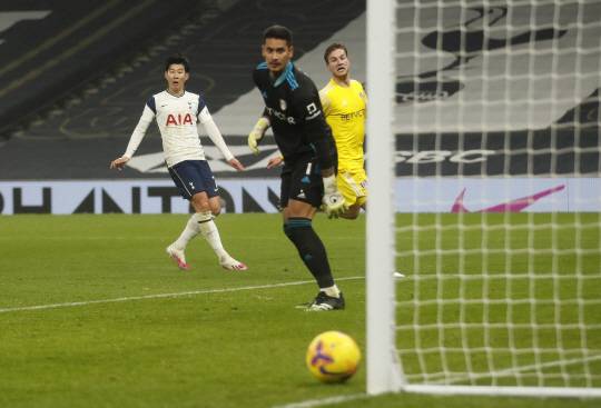조금만 안으로… : 토트넘 홋스퍼의 손흥민이 14일 오전(한국시간) 영국 런던의 토트넘 홋스퍼 스타디움에서 열린 EPL 홈경기에서 후반 26분 결정적인 슈팅을 날렸으나 공은 골대를 향하고 있다.  AP연합뉴스