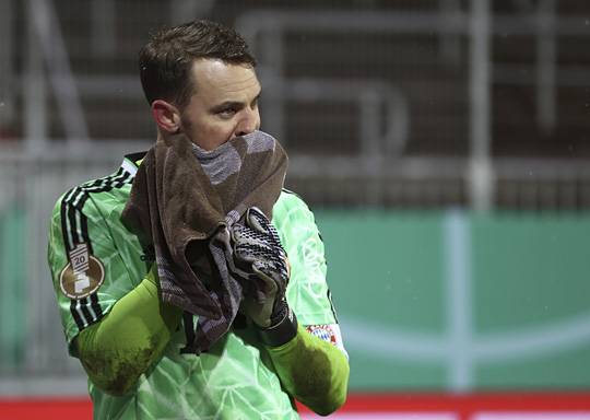 허탈한 노이어 : 바이에른 뮌헨의 골키퍼 마누엘 노이어가 14일 오전(한국시간) 독일 킬의 홀슈타인 슈타디온에서 열린 홀슈타인 킬과 DFB-포칼 32강전에서 승부차기로 패배한 후 허탈한 표정을 짓고 있다.  AP연합뉴스