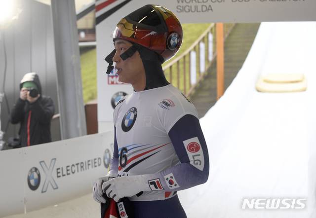 [시굴다=AP/뉴시스] 윤성빈(강원도청)이 15일(한국시간) 라트비아 시굴다에서 열린 2019~2020 국제봅슬레이스켈레톤경기연맹(IBSF) 월드컵 8차 대회 남자 스켈레톤 경기에서 레이스를 마친 뒤 기록을 보고 있다. 2020.02.15