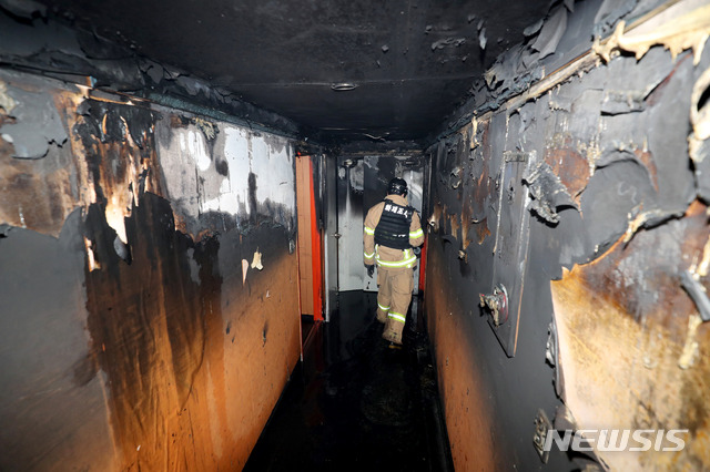 [광주=뉴시스]신대희 기자 = 22일 오전 5시45분광주 북구 두암동 한 모텔에서 방화로 추정되는 불이 나 27명이 사상했다. 소방당국이 불이 난 3층 한 객실에서 화재 조사를 하고 있다. 2019.12.22. sdhdream@newsis.com