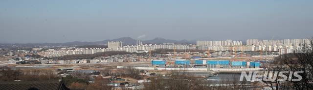 [서울=뉴시스] 조수정 기자 = 정부가 주거정책심의위원회를 통해 조정대상지역으로 파주·천안·전주·창원·포항 등 36곳을 지정했다.사진은 18일 파주 운정신도시 일대. 2020.12.18. chocrystal@newsis.com