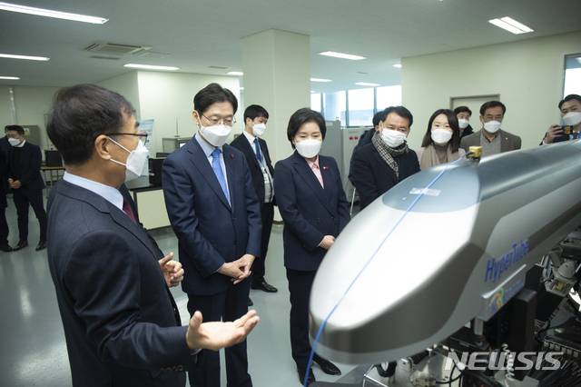 [창원=뉴시스] 홍정명 기자=김경수(왼쪽 두 번째) 경남도지사가 지난 13일 경기도 의왕시 한국철도기술연구원 하이퍼튜브 연구개발 현장에서 관계자의 설명을 듣고 있다.(사진=경남도 제공) 2021.01.14. photo@newsis.com