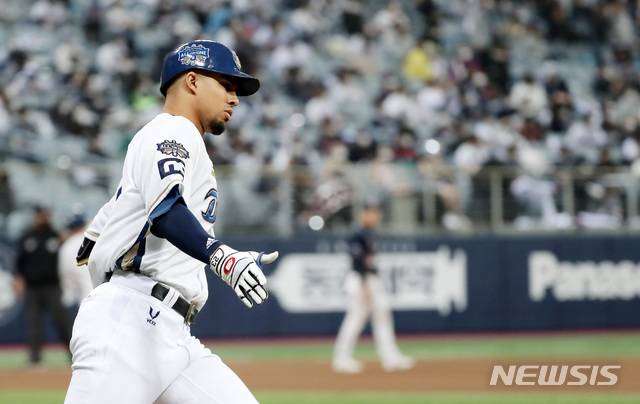 [서울=뉴시스] 이영환 기자 = 17일 오후 서울 구로구 고척스카이돔에서 열린 2020 KBO 한국시리즈 1차전 NC 다이노스와 두산 베어스의 경기, 4회말 1사 1,2루에서 NC 알테어가 스리런 홈런을 날리고 그라운드를 돌고 있다. 2020.11.17. 20hwan@newsis.com