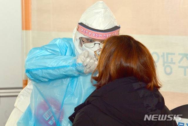 [광주=뉴시스] 코로나19 검사. wisdom21@newsis.com