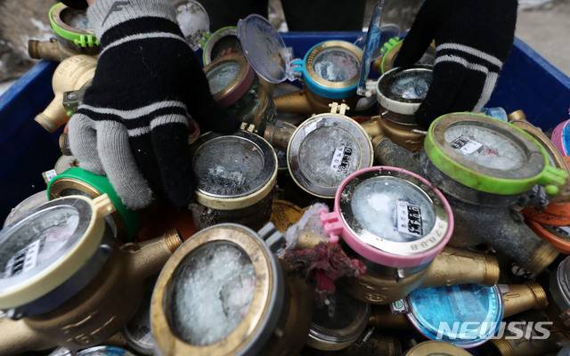 동파된 수도계량기.