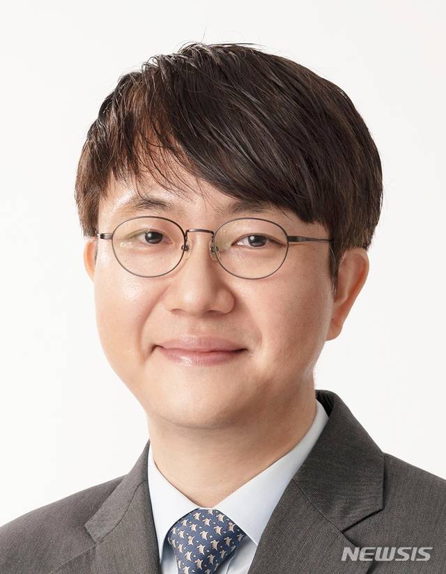 사진은 포스텍 신소재공학과 이장식 교수.