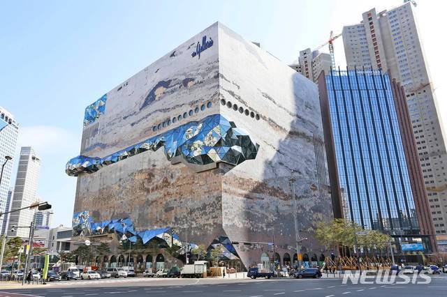 [수원=뉴시스] 갤러리아백화점 광교점은 오는 15일부터 21일까지 첫 겨울행사를 다채롭게 진행한다.(사진=갤러리아 광교점 제공) 2021.01.14.