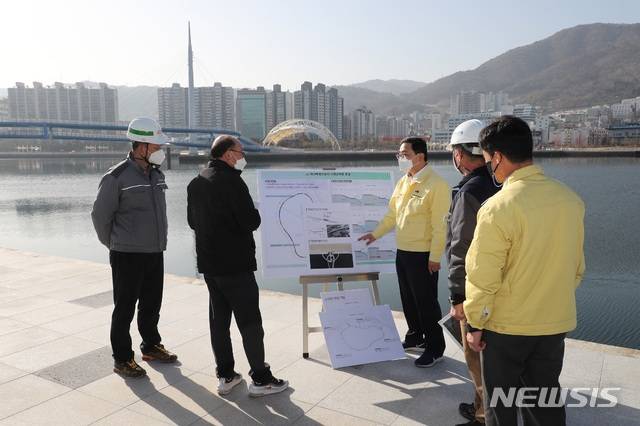 [창원=뉴시스] 강경국 기자 = 허성무 경남 창원시장이 14일 오후 마산합포구 마산해양신도시 건설 현장에서 사업 추진 상황을 점검하고 있다. (사진=창원시청 제공) 2021.01.14. photo@newsis.com