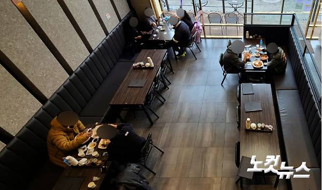 수도권 지역에 5인 이상 집합금지 및 다중이용시설 출입이 제한되는 '연말연시 특별방역 강화대책'이 시행된 지난달 23일 서울 마포구의 한 식당에 손님들이 식사를 하고 있다. 황진환 기자