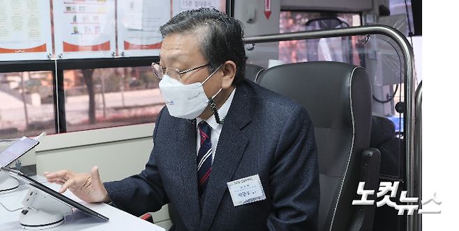 침례교 박문수 총회장이 헌혈버스에 올라 헌혈문진하는 모습. (사진-침례교 총회)
