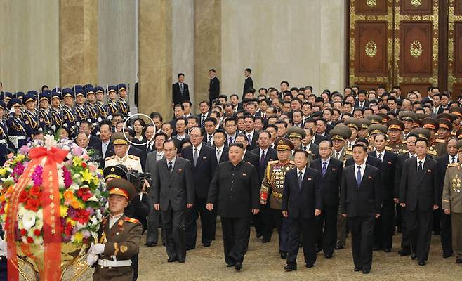 폐막한 8차 북한 노동당 당대회에서 총비서로 추대된 김정은 국무위원장(가운데)이 12일 김일성 주석과 김정일 국방위원장의 시신이 안치된 평양 금수산태양궁전을 참배하고 있다. 당 제1부부장에서 부부장으로 강등된 김 위원장의 동생 김여정(동그라미)은 네번째 줄에 서 있다. 평양=조선중앙통신·연합뉴스