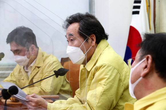 최고위 발언하는 이낙연 - 더불어민주당 이낙연 대표가 13일 국회에서 열린 최고위원회의에서 발언하고 있다.  2021.1.13 연합뉴스