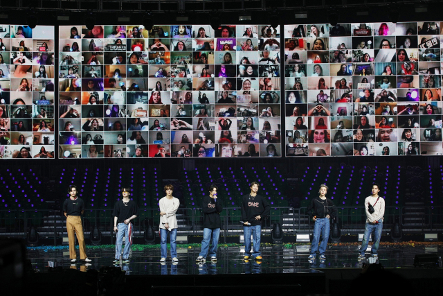 그룹 방탄소년단(BTS) 멤버들이 지난해 10월 열린 온라인 콘서트 ‘Map of the Soul ON:E’ 앵콜 무대에서 화상으로 연결된 전 세계 팬들을 배경으로 멘트를 하고 있다./사진제공=빅히트엔터테인먼트