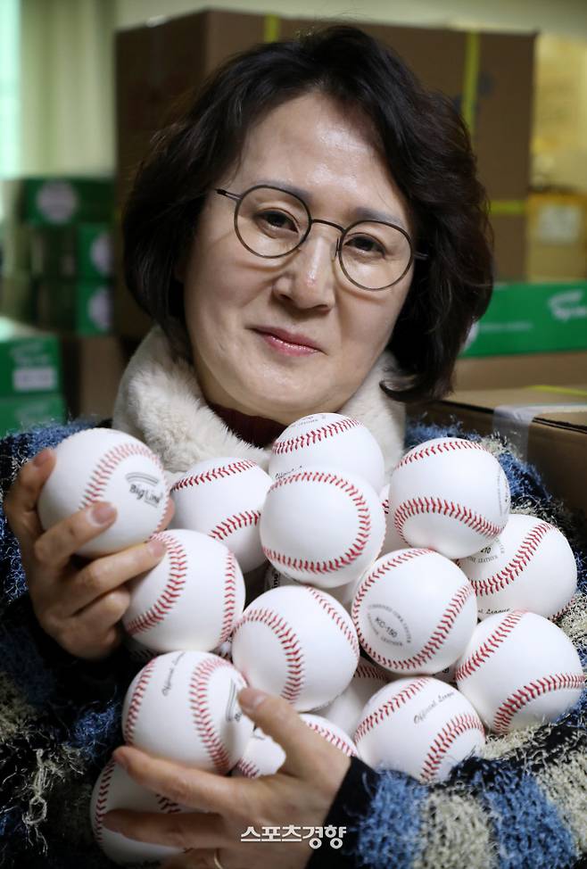 유부근 대표는 1980년대 이후 한국 야구의 산 증인이다. 유 대표가 빅라인 공을 들고 있다. | 박민규 선임기자