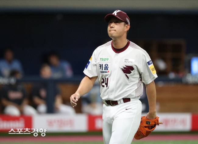 키움에서 SK로 이적한 투수 김상수가 지난해 7월 롯데전에서 마운드를 내려오고 있다. 스포츠경향DB