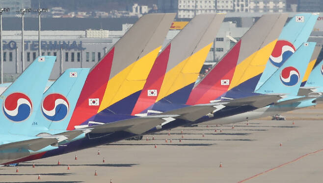 지난 6일 오후 인천국제공항에서 주기장에 대한항공과 아시아나항공 여객기가 세워져 있다. 연합뉴스