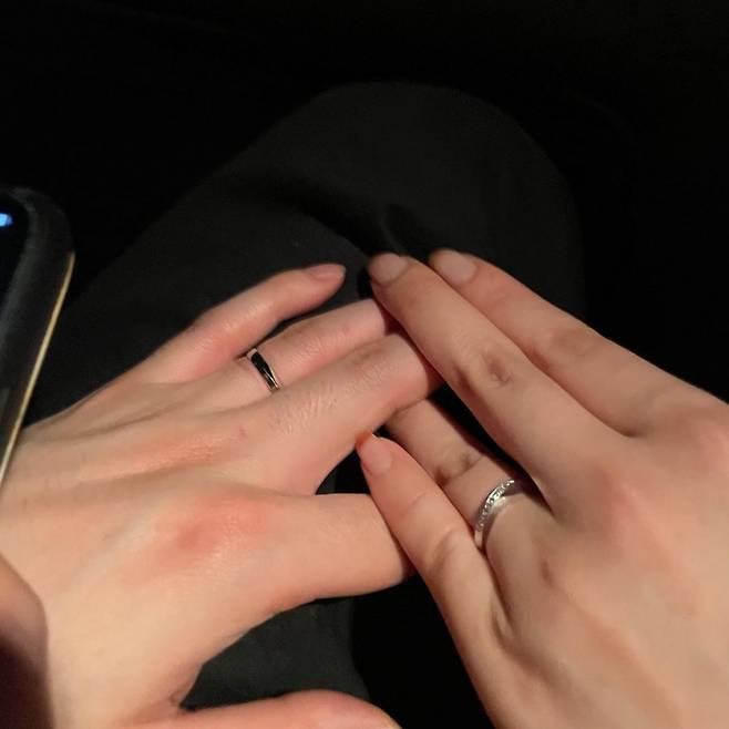 ▲ 루이가 공개한 커플링 사진. 출처ㅣ루이 SNS
