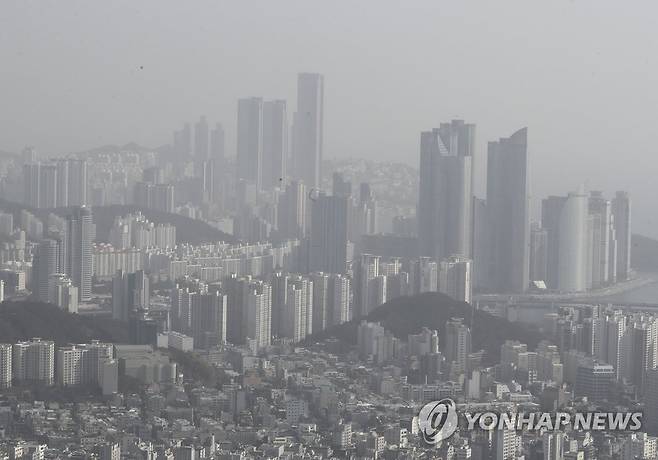 미세먼지 낀 해운대 일대 (부산=연합뉴스) 강덕철 기자 = 초미세먼지 농도가 부산지역에서 '나쁨' 수준을 보인 13일 오전 해운대 일대가 뿌옇게 보인다. 부산기상청은 최근 고비사막과 내몽골 부근에서 황사가 발원하면서 미세먼지 농도는 '나쁨' 수준을 보일 것으로 예보했다. 2021.1.13 kangdcc@yna.co.kr