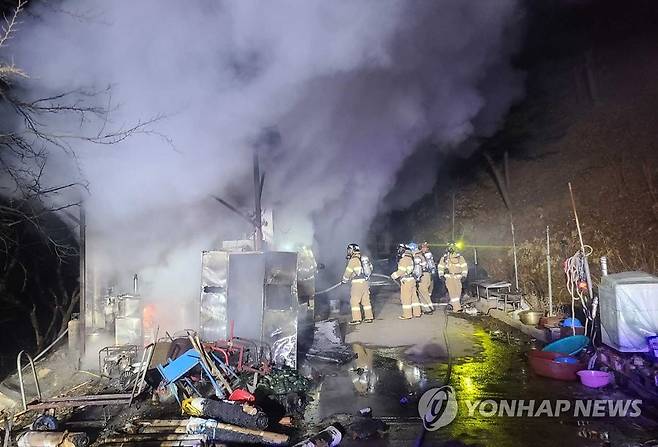 춘천 창고 건물서 화재 (춘천=연합뉴스) 지난 13일 오후 8시 13분께 춘천시 북산면 오항리의 창고 건물에서 전기적 요인으로 추정되는 불이 나 소방대원들이 진화작업을 벌이고 있다. [춘천소방서 제공. 재판매 및 DB 금지] yangdoo@yna.co.kr