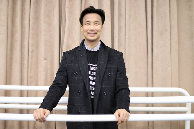 이영철 국립발레단 발레마스터 (서울=연합뉴스) 성도현 기자 = 국립발레단의 수석무용수 자리를 떠나 발레마스터로 후배들을 지도하는 이영철씨가 지난 13일 서울 서초구 예술의전당 국립예술단체공연연습장에서 진행한 연합뉴스와의 인터뷰 후 포즈를 취하고 있다. 2021.1.14 raphael@yna.co.kr