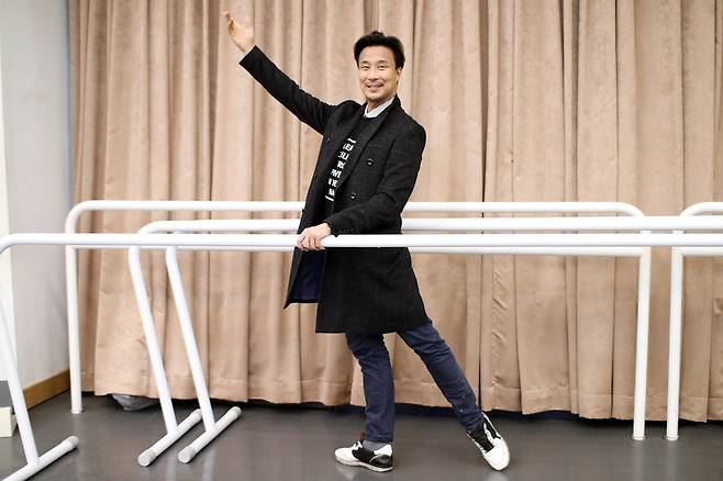 발레 포즈 취하는 이영철 (서울=연합뉴스) 성도현 기자 = 국립발레단의 수석무용수 자리를 떠나 발레마스터로 후배들을 지도하는 이영철씨가 지난 13일 서울 서초구 예술의전당 국립예술단체공연연습장에서 진행한 연합뉴스와의 인터뷰 후 포즈를 취하고 있다. 2021.1.14 raphael@yna.co.kr