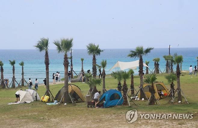 제주 해변서 캠핑 [연합뉴스 자료사진]