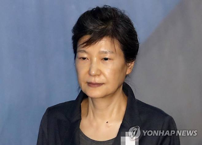 '국정농단·특활비' 박근혜 징역 20년·벌금 180억원 확정 (서울=연합뉴스) 국정농단과 국가정보원 특수활동비 상납 등 혐의로 재판에 넘겨진 박근혜 전 대통령에게 징역 20년형이 최종 확정됐다.       대법원 3부(주심 노태악 대법관)는 특정범죄 가중처벌법상 뇌물 등 혐의로 기소된 박 전 대통령의 재상고심에서 징역 20년·벌금 180억원을 선고한 원심을 확정했다고 14일 밝혔다.       사진은 2017년 9월 서울중앙지법에서 열리는 속행공판에 출석하기 위해 호송차에서 내려 법정으로 향하는 박근혜 전 대통령의 모습. [연합뉴스 자료사진] photo@yna.co.kr