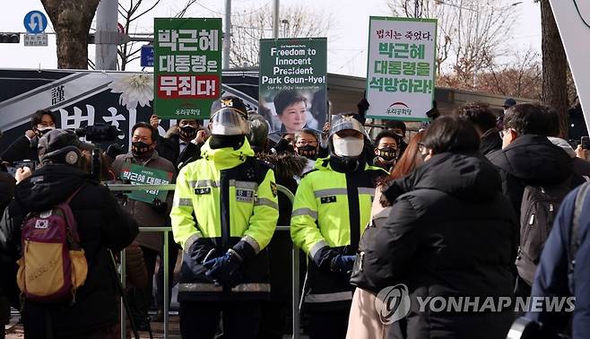 박 전 대통령 석방 요구하는 지지자들 (서울=연합뉴스) 김인철 기자 = 박근혜 전 대통령의 재상고심 선고 공판이 열린 14일 오전 서울 서초역 인근에서 우리공화당 조원진 대표와 지지자들이 손팻말을 들고 있다.       대법원은 이날 특정범죄 가중처벌법상 뇌물 등 혐의로 기소된 박 전 대통령의 재상고심에서 징역 20년·벌금 180억원을 선고한 원심을 확정했다.  yatoya@yna.co.kr