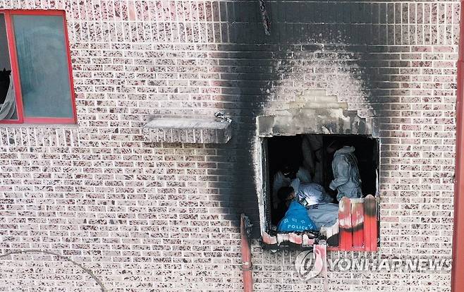 30여명 사상, 모텔 방화 현장 감식 [연합뉴스 자료사진]