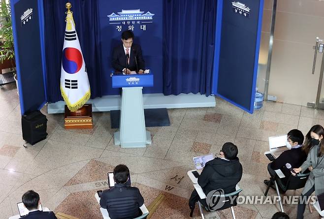 브리핑하는 강민석 대변인 (서울=연합뉴스) 최재구 기자 = 강민석 청와대 대변인이 14일 청와대 춘추관에서 박근혜 전 대통령 형 확정과 관련해 브리핑하고 있다. jjaeck9@yna.co.kr