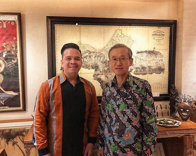 고지도를 판매한 인도네시아 갤러리 큐레이터와 임성남 대사 [주아세안 한국대표부 제공=연합뉴스]